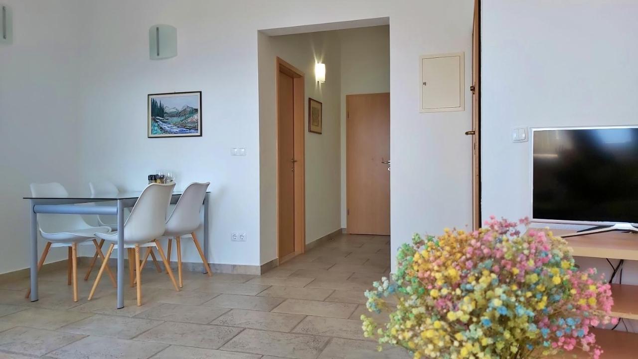 Apartments Borak 奥米什 外观 照片